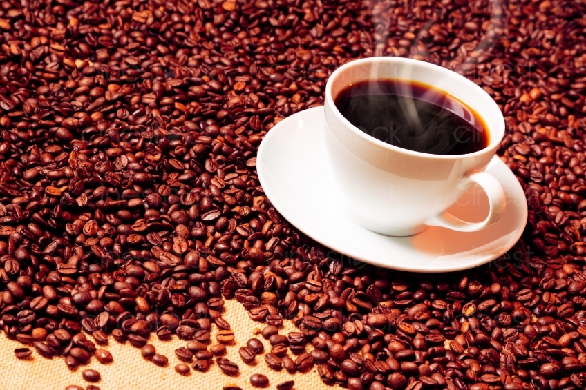 Kaffeetasse auf Kaffeebohnen 20130114
