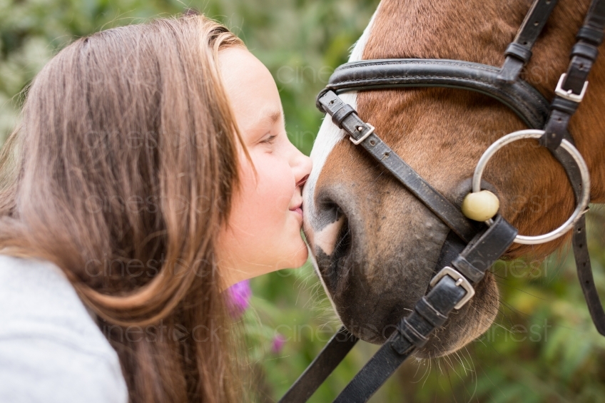 Kind küsst Pferd 20150913-1452