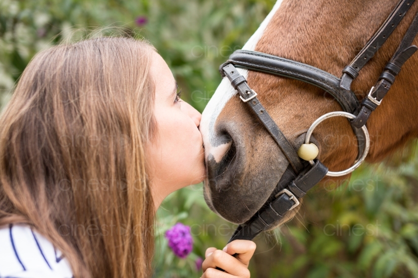 Kind küsst Pferd 20150913-1460