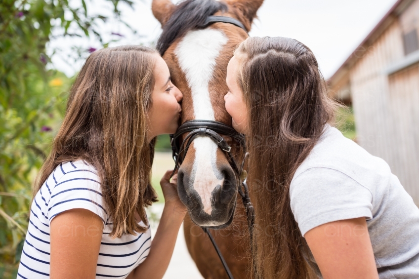 Kind küsst Pferd 20150913-1467