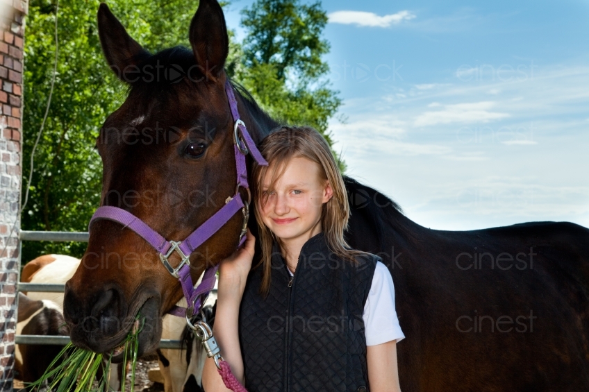 Kind mit einem Pferd 20100606_0149 