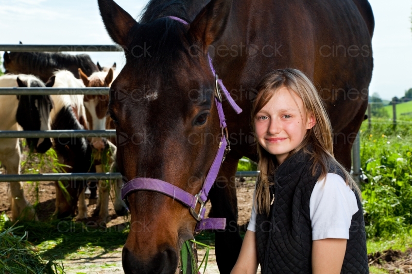 Kind mit einem Pferd 20100606_0159 
