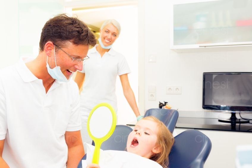 Kind schaut Zähne an beim Zahnarzt 20120505_0514-2 