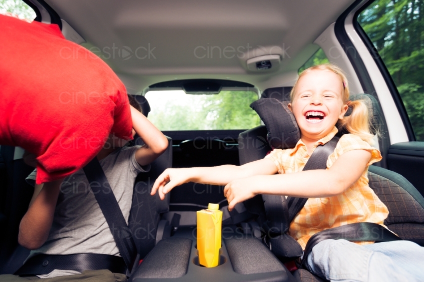 Kinder machen Kissenschlacht im Auto 20120810-406