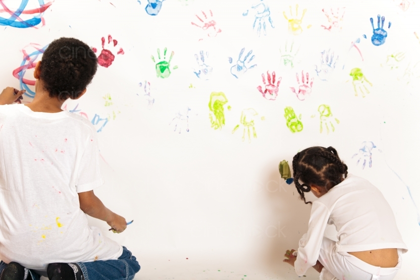 Kinder malen mit Fingerfarben 20091213_0244