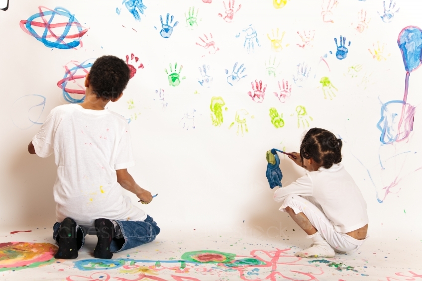 Kinder malen mit Fingerfarben 20091213_0245