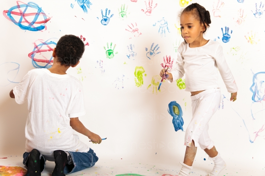 Kinder malen mit Fingerfarben 20091213_0246