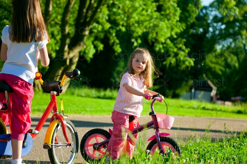 Kinder mit Fahrrad 20090522_0509