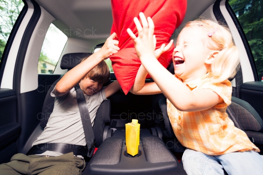Kinder mit Kissen in Auto 20120810-433