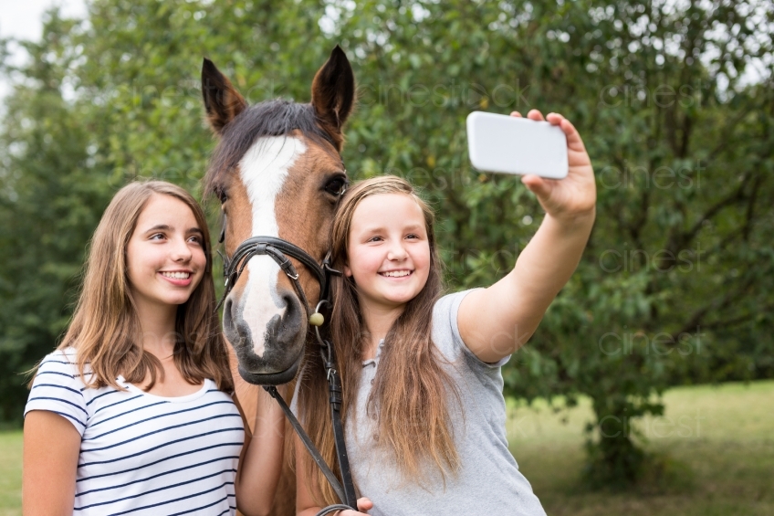 Kinder mit Pferd 20150913-1545 