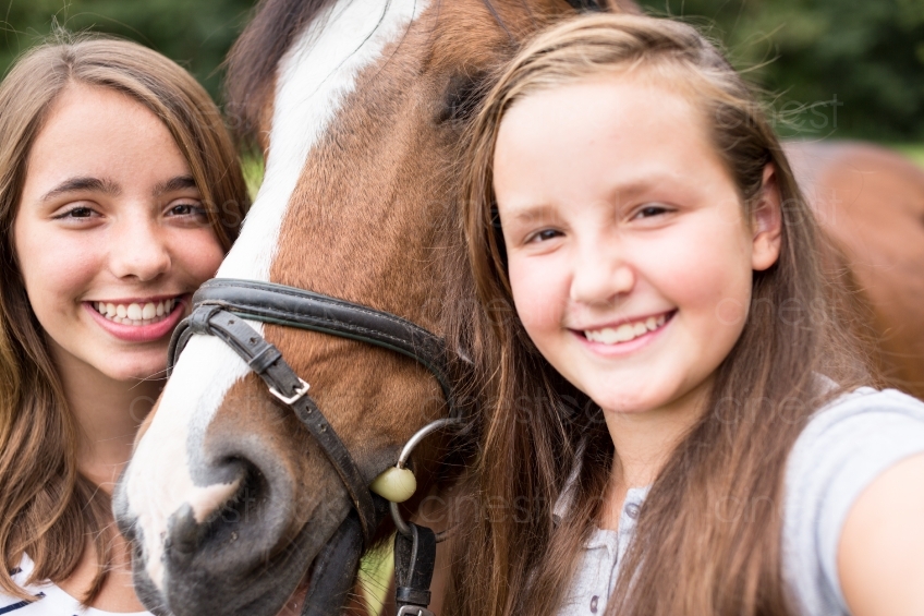 Kinder mit Pferd 20150913-1555