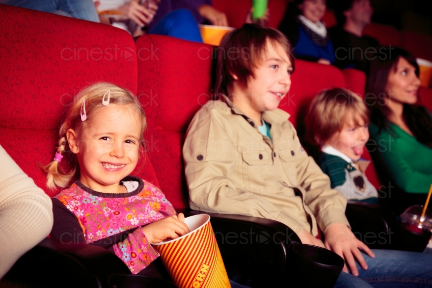Kinder sitzen im Kino 20121115