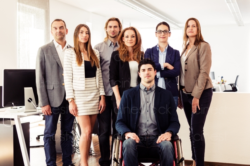 Kollegenteam im Büro mit Rollstuhl 20150510-0160