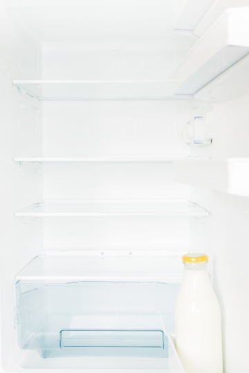 Kühlschrank mit Milchflasche 20130110