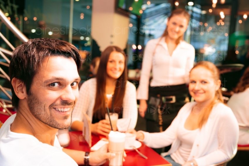 Kunden und Bedienung lächeln in Café in Kamera 20121117-1081