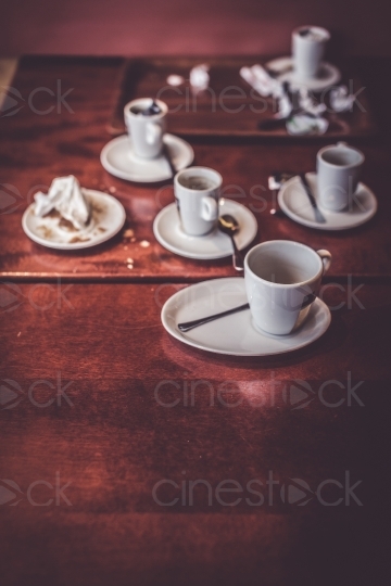 Leere Kaffeetassen auf einem Tisch 20160426