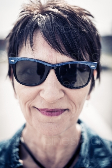 Ältere Frau mit Sonnenbrille im Profil 20150429-0226
