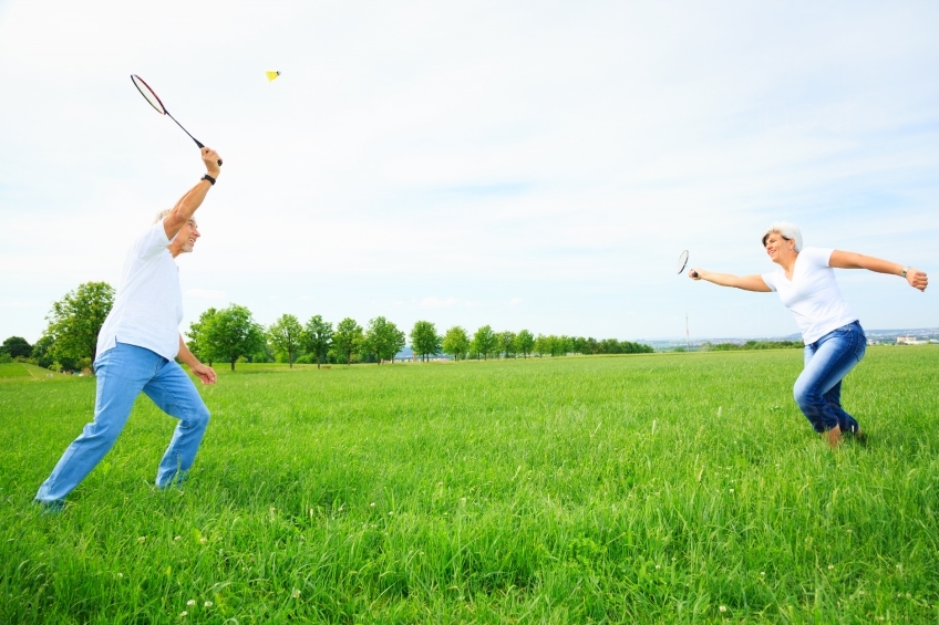 ältere Leute spielen Federball auf Wiese 20120525_0056 