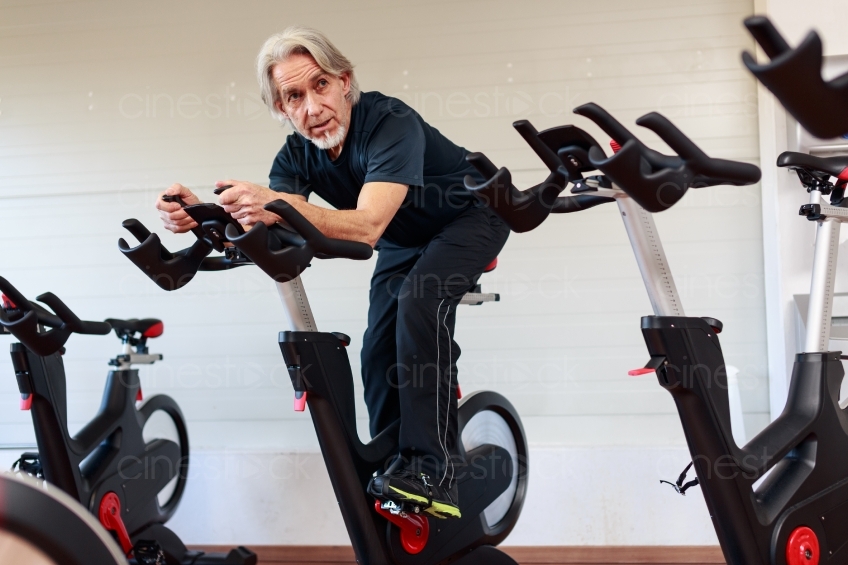 Älterer Mann auf Cycle beim Indoorcycling 20160212-0369 