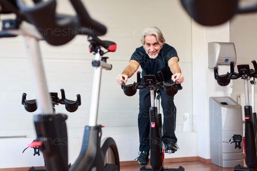 Älterer Mann auf Fahrrad in Studio 0160212-0352 