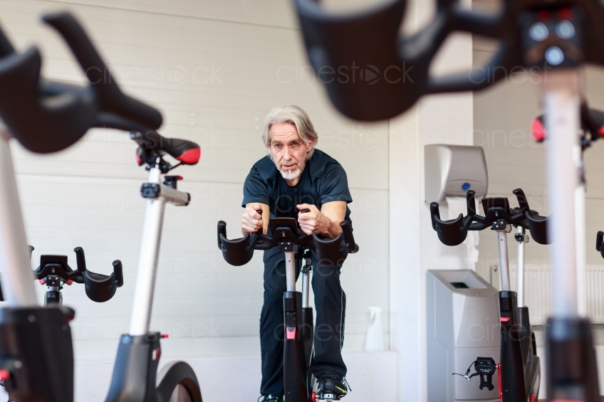 Älterer Mann beim Cycling zwischen Cycles 20160212-0344 