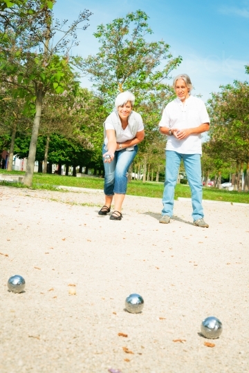 Älteres Paar beim Boulespiel im Park 20120525_0007