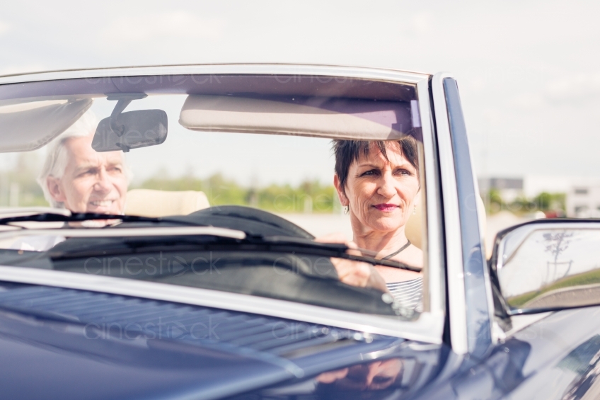älteres Paar im Profil in Cabrio 20150429-0382
