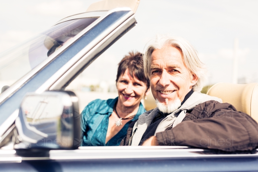 älteres Paar in Cabrio 20150429-0155 
