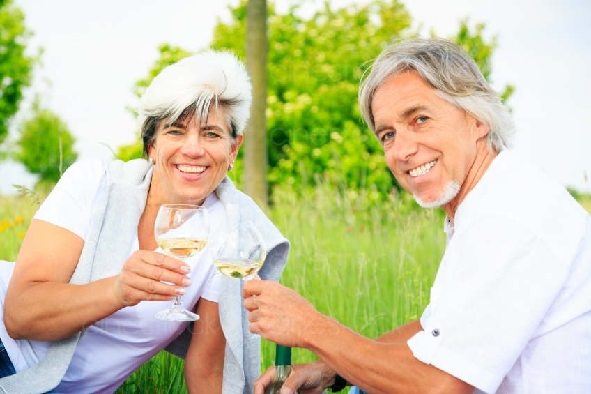 Älteres Paar in Natur mit Wein 20120525_0209