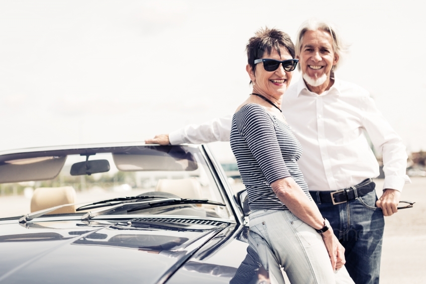 älteres Paar posiert an Cabrio 20150429-0319