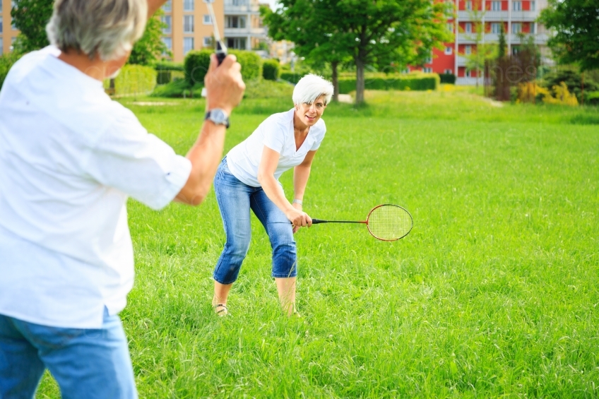 älteres Paar spielt Federball 20120525_0129 