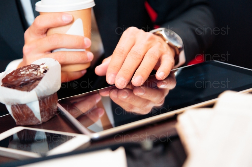 Mann arbeitet an Tablet in Café Großaufnahme 20121117-145