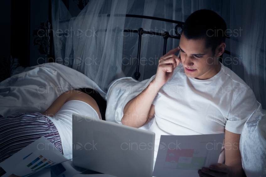 Mann arbeitet im Bett  am Laptop 20121130-480