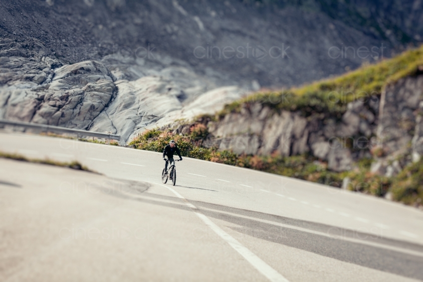 Mann auf Mountainbike aus Distanz 20150817-0293 