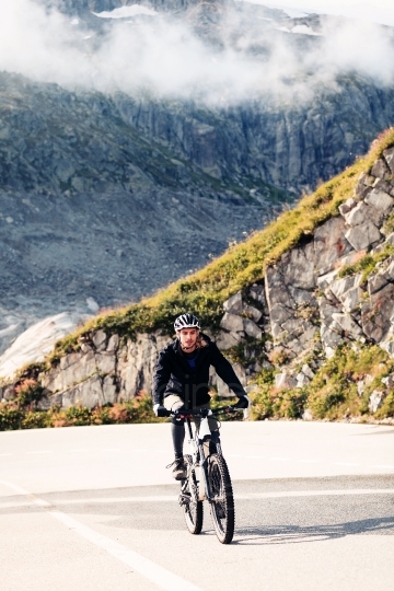 Mann auf Mountainbike fährt uphill20150817-0302