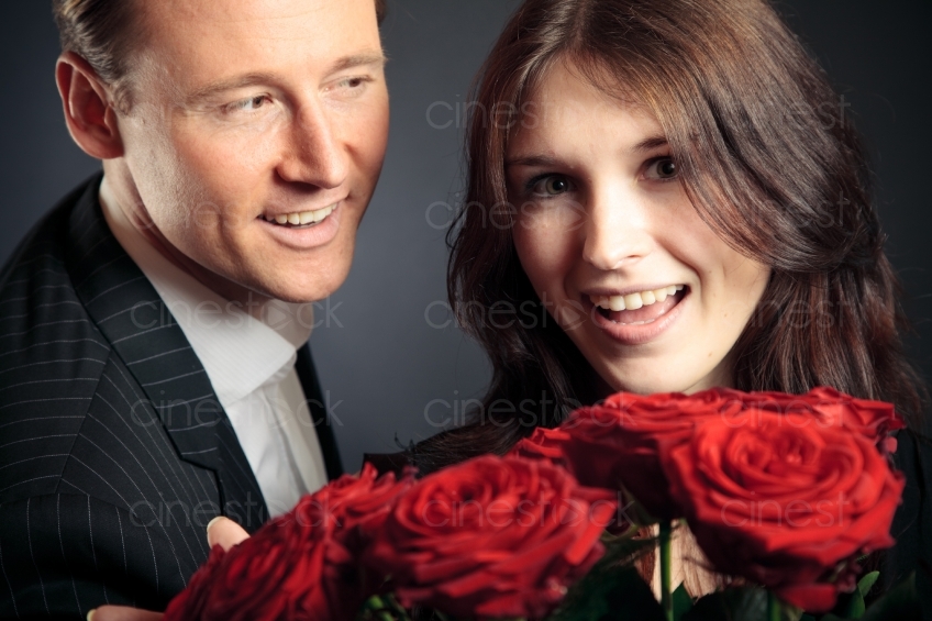 Mann beschenkt seine Frau mit Rosen 20091212_0181