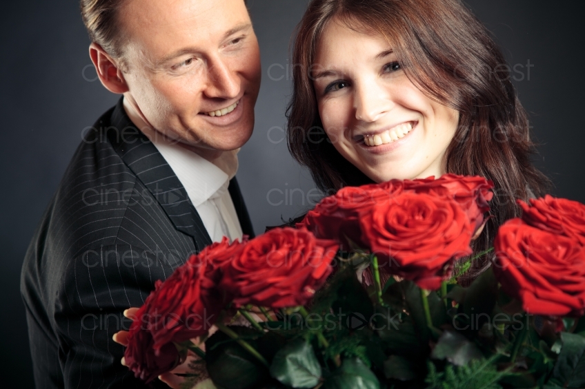 Mann beschenkt seine Frau mit Rosen 20091212_0182