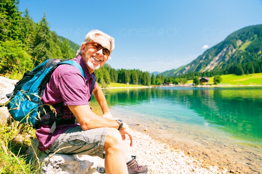 Mann entspannt bei Wanderpause an See 20130805-1284