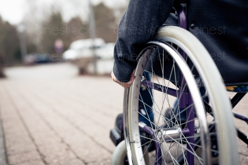 Mann fährt im Rollstuhl 20140120-1047