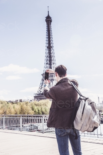 Mann fotografiert den Eiffelturm in Paris 20160426