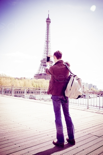 Mann fotografiert den Eiffelturm in Paris 20160426
