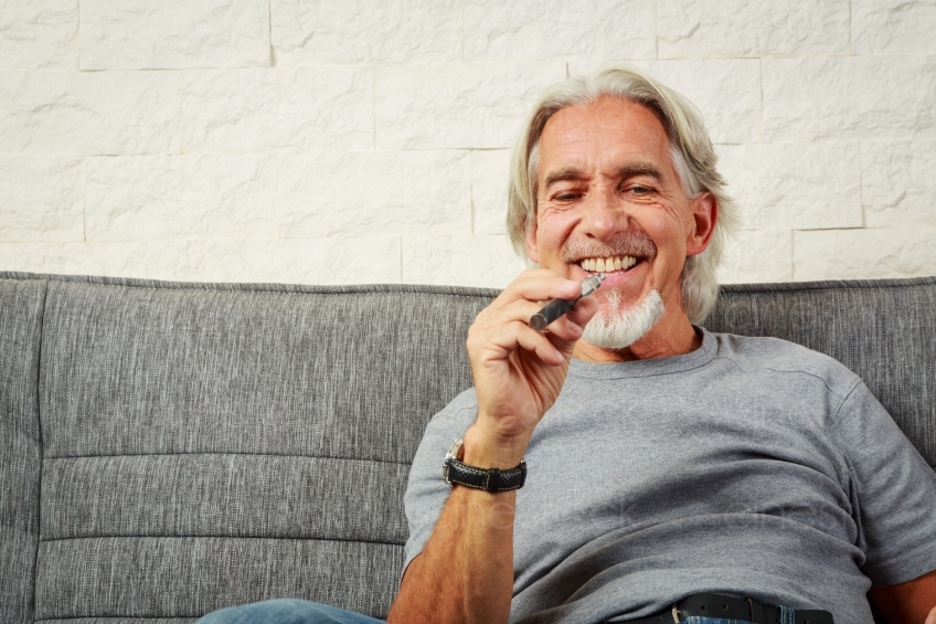Mann freut sich über E-Zigarette 20160809-0517 