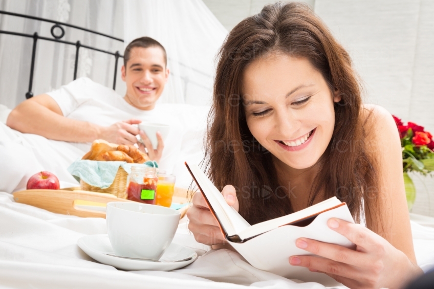 Mann Frühstückt im Bett und Frau liest 20121130