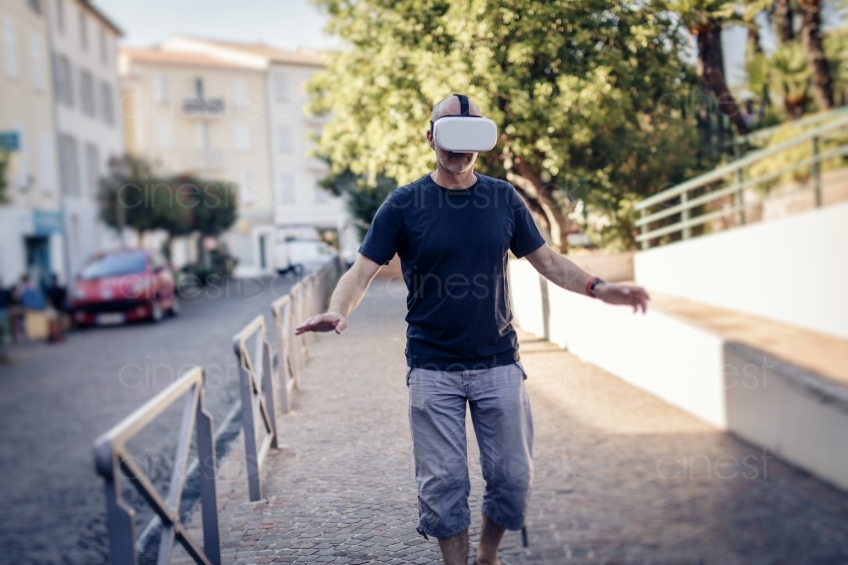 Mann geht mit VR-Brille spazieren 20160823