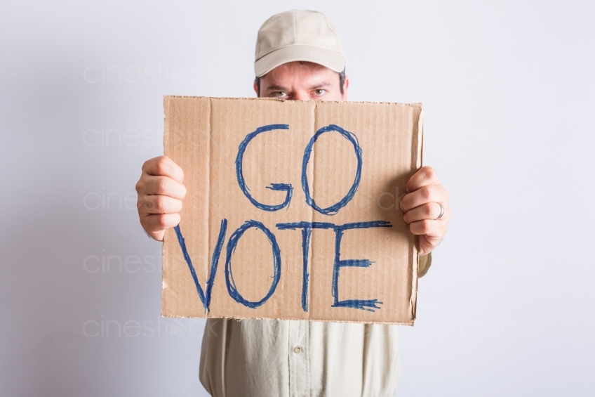 Mann hält "Geh Wählen" Plakat in den Händen 20160823