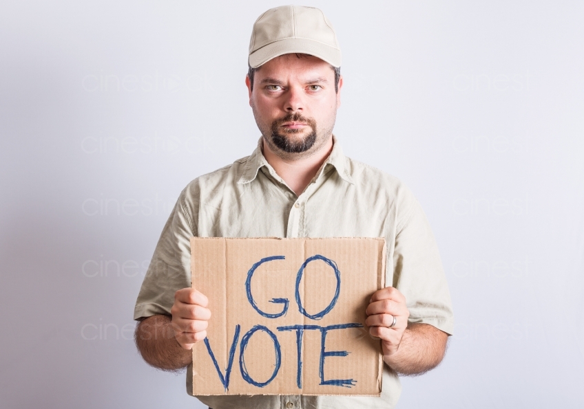 Mann hält "Geh Wählen" Plakat in den Händen 20160823