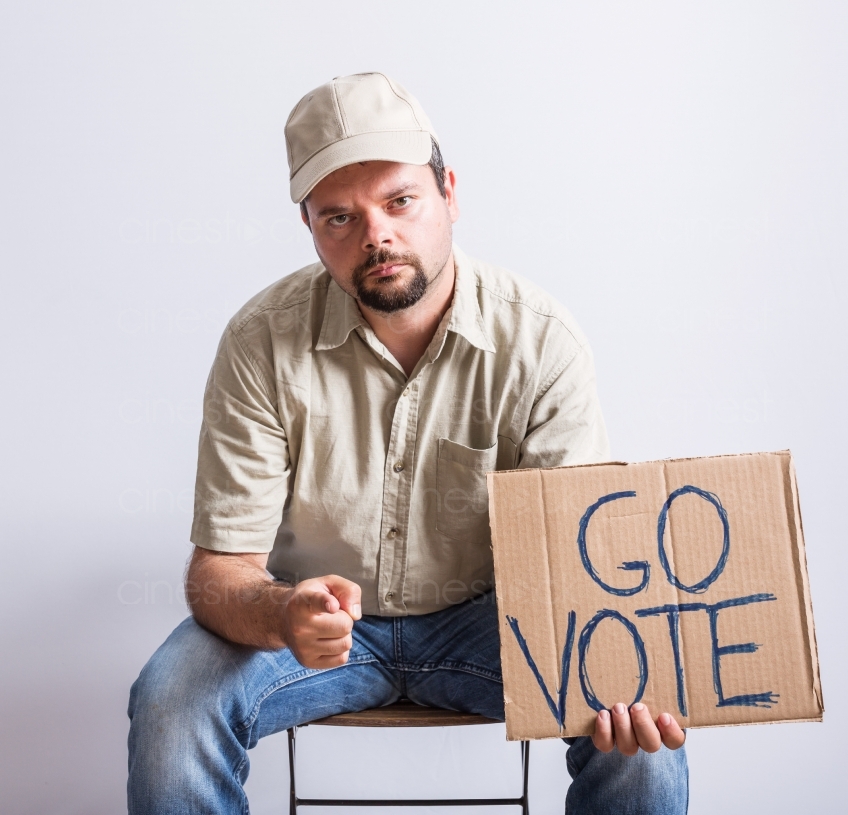 Mann hält "Geh Wählen" Plakat in der Hand 20160823