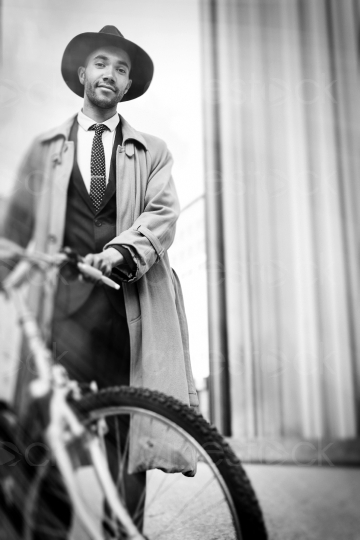 Mann im Anzug mit dem Fahrrad unterwegs 20160426