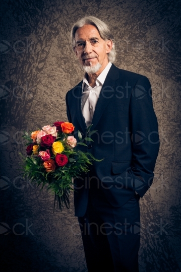 Mann im Anzug und Blumen in der Hand 20160809