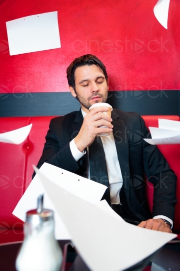 Mann im Café schmeißt Papier 20121117-184